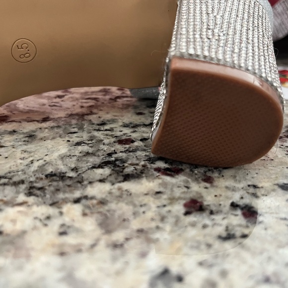 Worn once size 8.5 dazzle Rhinestone 3inch sandals - Picture 4 of 8